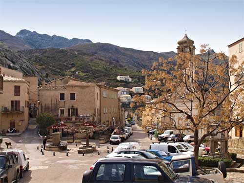 La place du village de Speloncato 